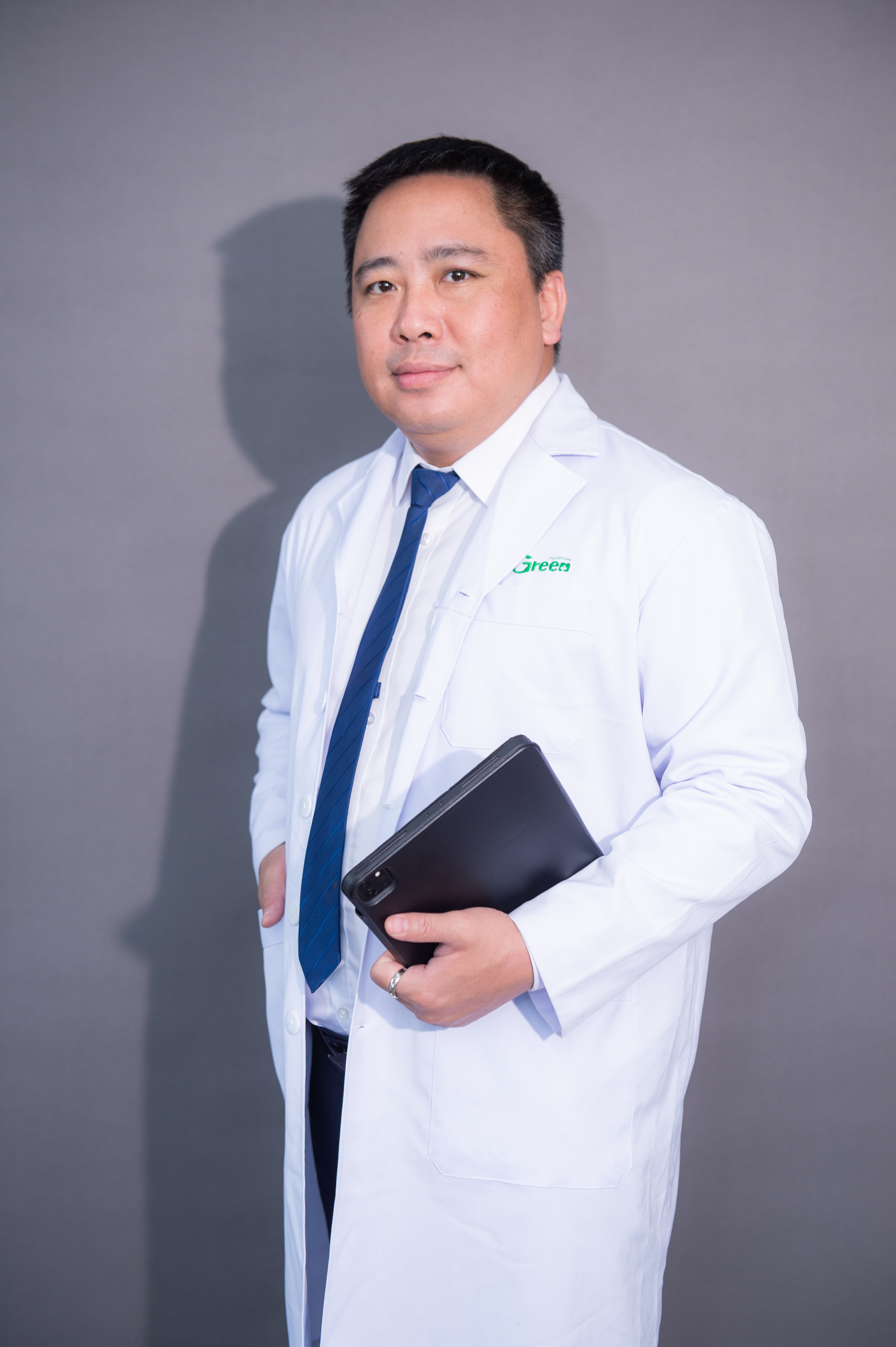 Chân dung ThS.BSCKII Phạm Văn Đông — Bác sĩ Phẫu thuật Tạo hình, Tái tạo và Thẩm mỹ tại V-Life+ Beauty Clinic